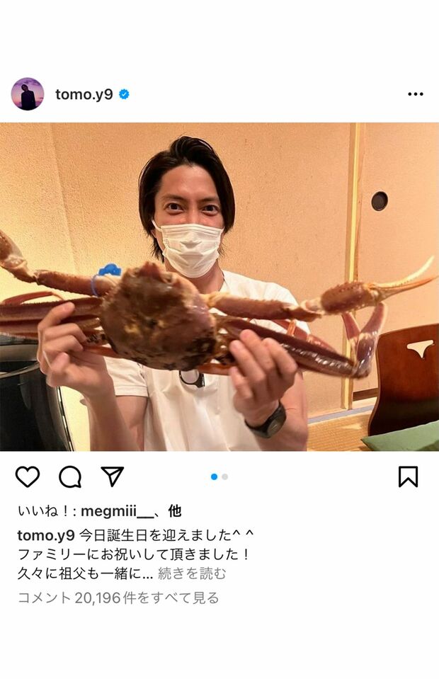 大きなカニを手に、うれしそうな表情の山下智久。（本人のインスタグラムより）