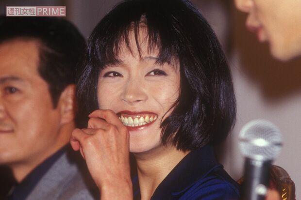 1998年、主演ドラマの制作発表会見に出席した中森明菜