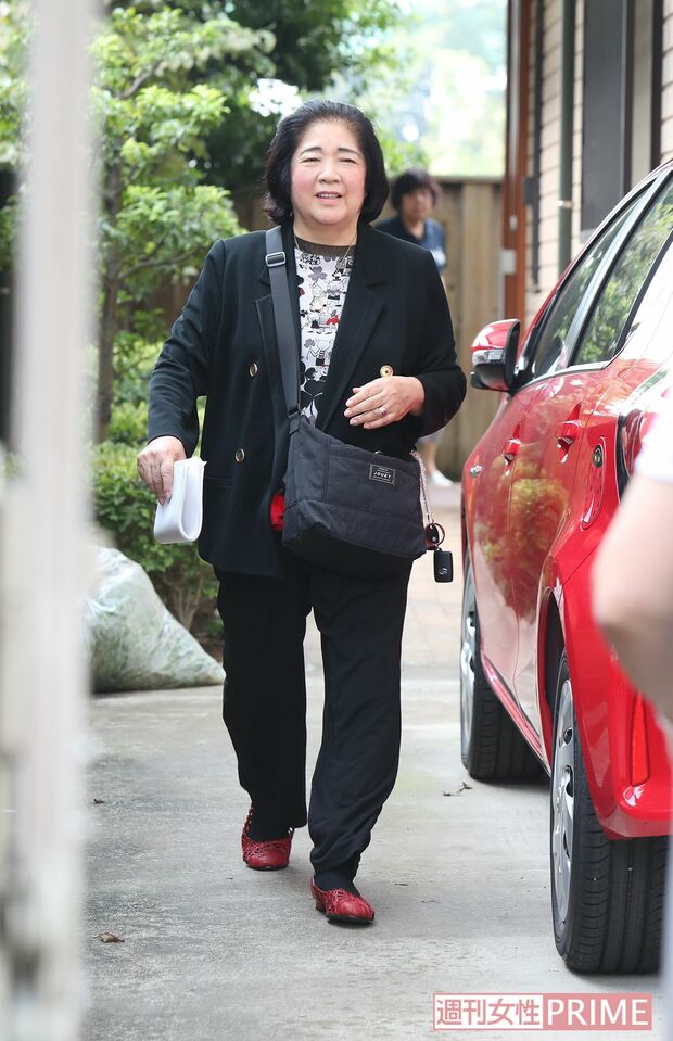 8月30日の朝、自宅から出てきた“女帝”は報道陣に何も語らず