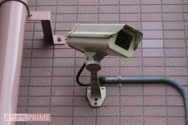 事件現場となったマンションには防犯カメラが2台。この外壁のタイルの数に容疑者は難クセをつけていた