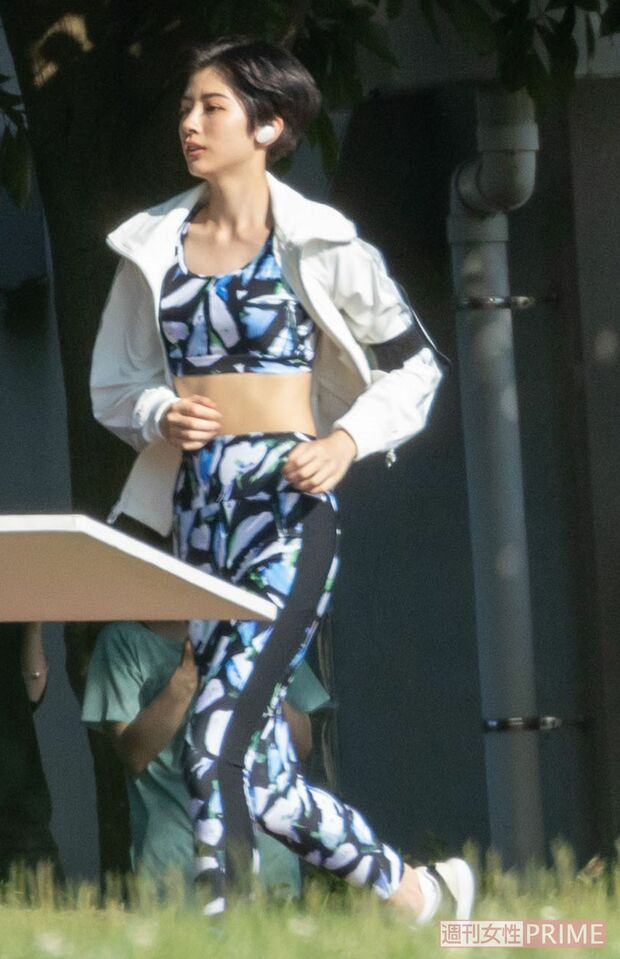 『彼女はキレイだった』埼玉県内のみさと公園で撮影中の佐久間由衣