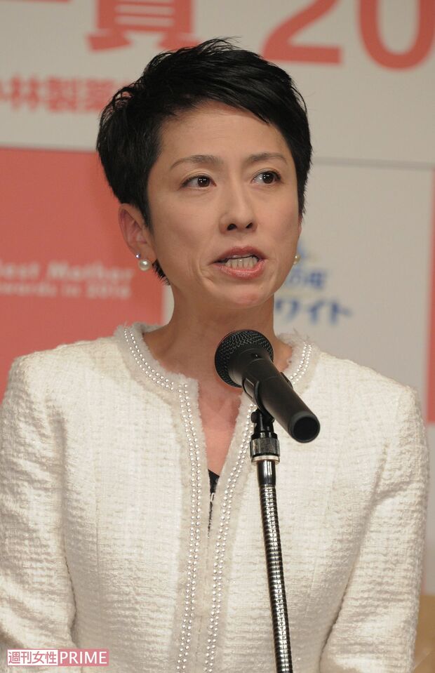 ベストマザー賞の授賞式に登場した蓮舫('16年5月6日)