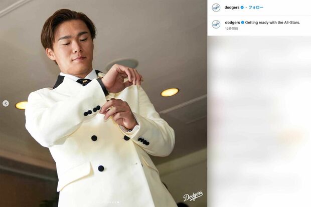 MLBオールスター戦のレッドカーペットショーに、ホテルのベルボーイ風な装いで登場した山本由伸。超高級腕時計を着用(ドジャースの公式インスタグラムより)