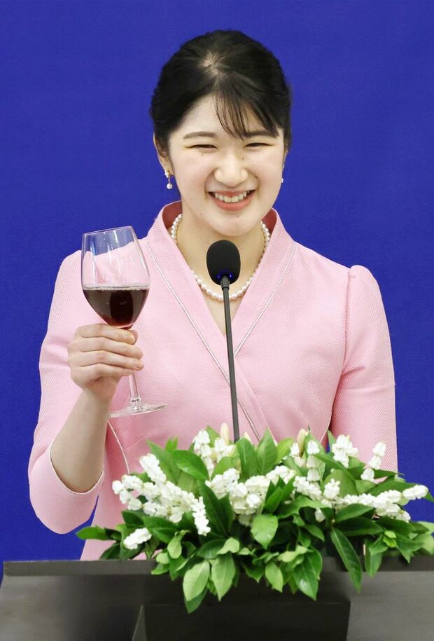 20日の昼食会では、ラオスの伝統衣装で、視察への思いを語られた愛子さま（共同通信社）