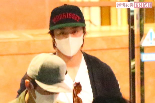 文春に撮られたときもキャップ姿だった（2015年6月）