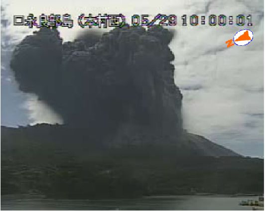 '15年5月、鹿児島県口永良部島の火山がが爆発的に噴火。火砕流が海岸まで到達した（写真は気象庁提供）
