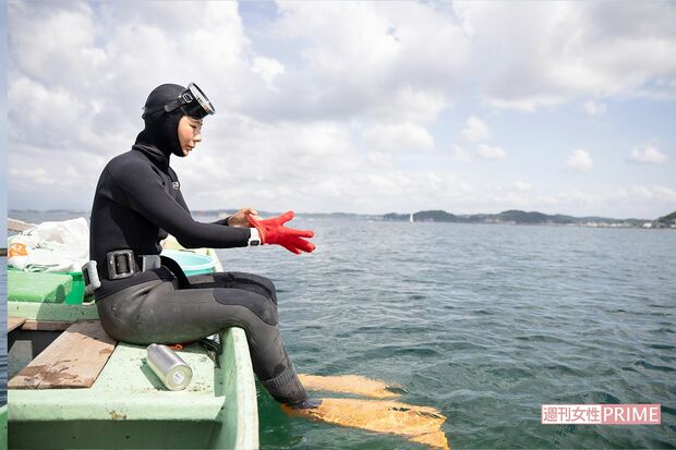 「アワビとサザエが今日の狙いです」と言って、8キロのウエイトをつけて水中に潜る晶さん。