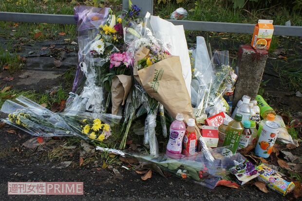 現場付近には、花や飲料が供えられていた