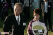 秋の園遊会に参加する谷村新司さんご夫妻(2006年)