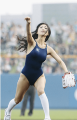 ヤクルト―DeNA戦でユニホームを脱ぎ、スクール水着姿で始球式を行ったタレントの壇蜜5/5（写真/共同通信社）