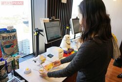 決済は商品のバーコードを自分でスキャンするセルフ方式