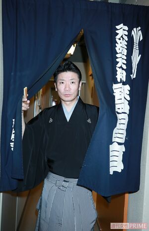 楽屋前にある暖簾をくぐる。師匠クラスも出演するとあり舞台裏でも気が抜けないのか、真剣な面持ち 撮影/森田晃博