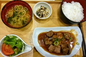 麺類や丼ものなど炭水化物がメインになりそうなランチは要注意。肉や卵などタンパク質がしっかりとれ、栄養バランスが整ったメニューを