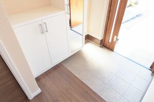 お金持ちの家は玄関から片づいている。「ごちゃごちゃした玄関は、物の管理ができていない象徴」と藤川さん