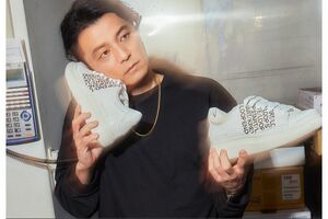 KREVAがコラボしたスニーカー（GOWITHWHITE公式サイトより）