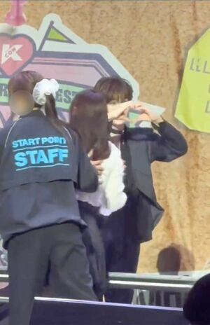 『KCON JAPAN 2025』でファンをあまりにも急かしすぎていると大炎上した“シュシュ女”。ファンの背中を強く押すシーンも(Xより)