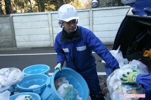 収集作業中の滝沢さん