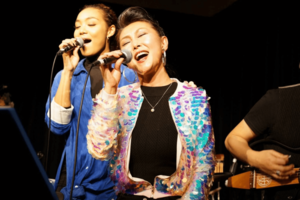 コロナ前、横浜・馬車道のパラダイスカフェにて。シンシアは定期的にライブも開催しているが、コロナ禍では中断することに