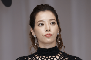 『虎に翼』のお嬢様役から一転、地味なさとこを見事に演じる桜井ユキ