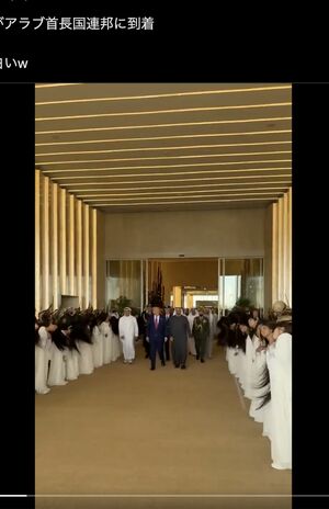 UAE訪問のトランプ大統領を頭を振り回して歓迎する現地の若い女性たち（Xより）