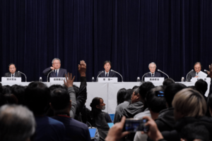 （左から）フジテレビの新社長の清水賢治氏、遠藤龍之介副会長、港浩一社長、嘉納修治会長、フジ・メディア・ホールディングスの金光修社長