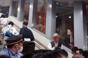 8月11日に京都府亀岡市で開催された「保津川市民花火大会」では駅に大量の人が押し寄せて（Twitterより）