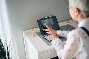 編集作業をするロコリさん。機械関係は昔から好きだったため編集は楽しいのだそう（写真／林ひろし）『72歳、好きな服で心が弾む、ひとり暮らし』から抜粋