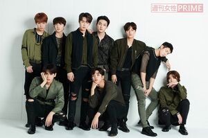 SF9　立っている左からインソン(25)、チャニ(18)、ジェユン(24)、ジュホ(22)、ヨンビン(24)、ダウォン(23)、座っている左からテヤン(21)、ロウン(22)、フィヨン(19)　撮影／山田智絵