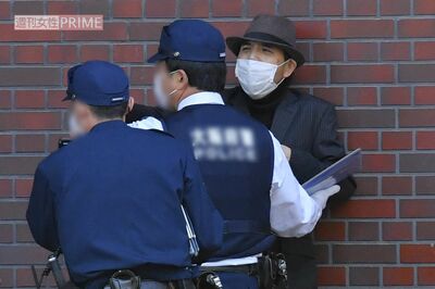 週刊女性の取材に取り乱し、警察になだめられる野々村竜太郎元兵庫県議会議員（2020年4月）