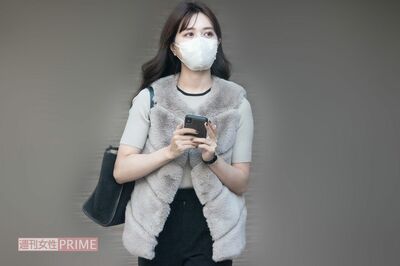 自身のブランドの服を身につけている楫真梨子