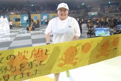 『24時間テレビ』マラソンゴール時のやす子の様子(番組公式Xより)