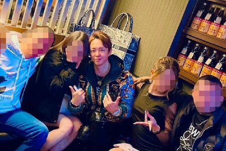 美女をはべらせご機嫌な板谷博希被告（本人のSNSより）