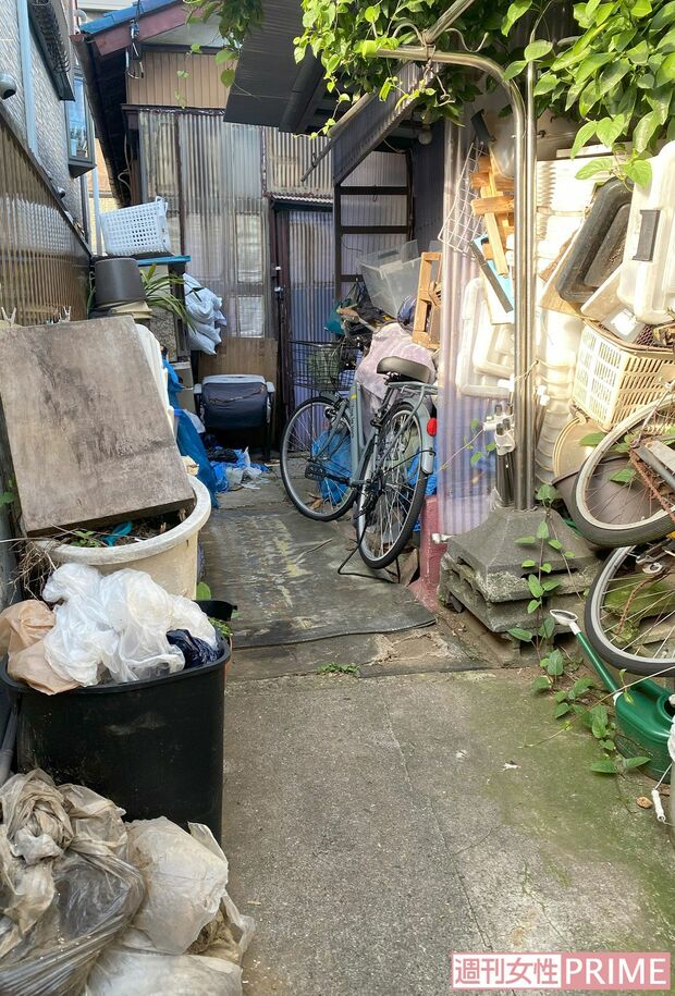 千葉市花見川区で母子が2人で住んでいた家の敷地内は車輪やバケツ、袋が山積みにされていた