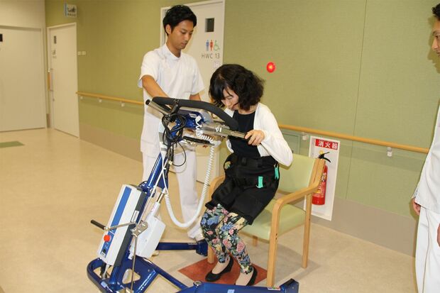 免荷式リフトPOPOを体験する記者