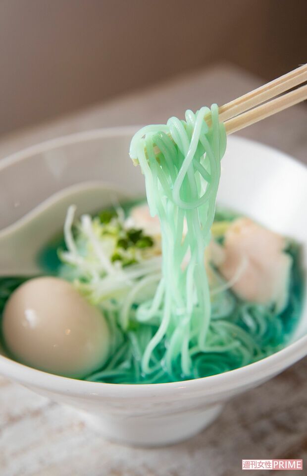 麺まで鮮やかな青色