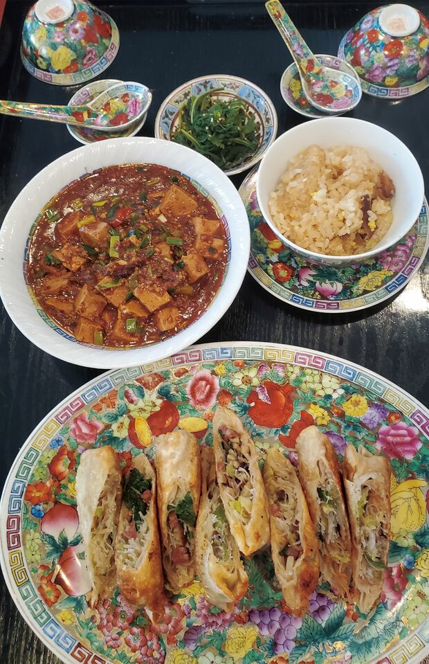 「花山椒いっぱいの激辛麻婆豆腐。春巻き、おこわ、ヨモギのゴマ和え。」（2020年6月28日）