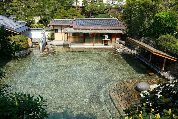 120坪の混浴露天風呂「龍宮の湯」。夜間は星空を眺めながらの入浴もいい