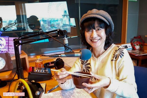 パーソナリティーを務めるラジオの話題は居場所、夫婦別姓、悩み相談と幅広い。岐阜のホームレス襲撃も取り上げた