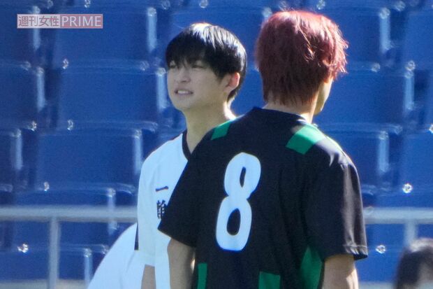 2025年11月、映画『ブルーロック』撮影で“対戦相手”と談笑する高橋文哉。劇中のライバルでも実際は仲よしのよう