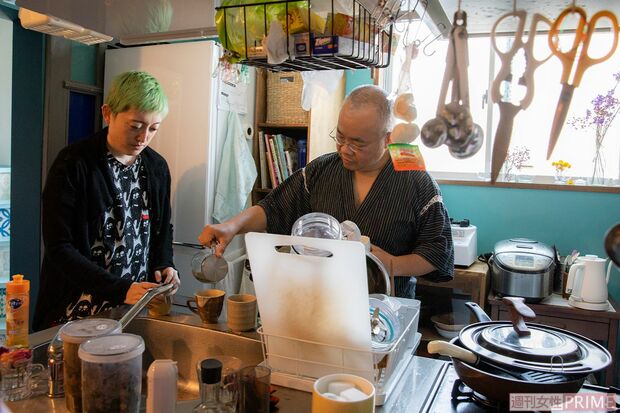 取材班においしいお茶をいれてくれたふたり　撮影／矢島泰輔