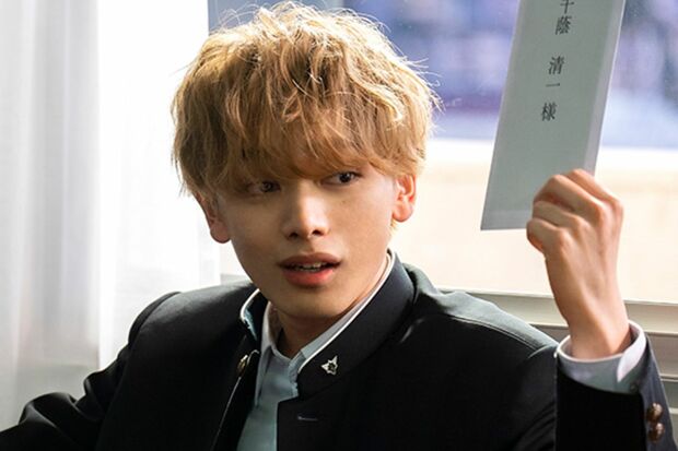 ミステリアスな生徒を演じる宮世琉弥(映画『遺書、公開。』公式サイトより)