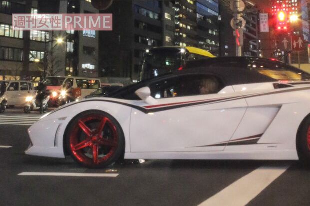 2017年11月、愛車のランボルギーニで銀座にやってきた手越