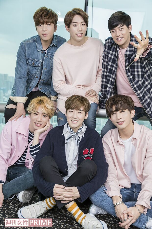 U-KISSの6人。上段左から、スヒョン（27）、フン（25）、イライ（25）、下段左から、ジュン（20）、ケビン（25）、 キソプ（26）　撮影／高梨俊浩