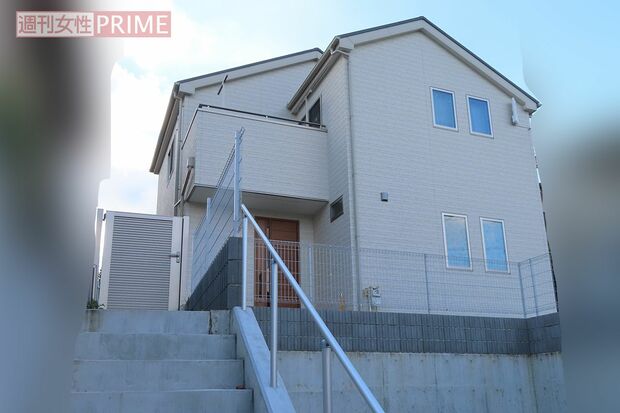 事件現場の自宅はガレージの上に建ち、周辺宅と距離がある。約1か月前に引っ越したという