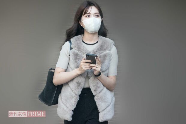 自身のブランドの服を身につけている楫真梨子