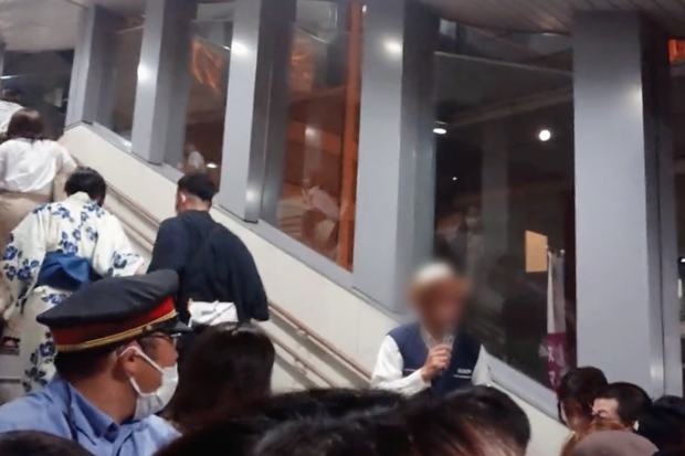 8月11日に京都府亀岡市で開催された「保津川市民花火大会」では駅に大量の人が押し寄せて（Twitterより）