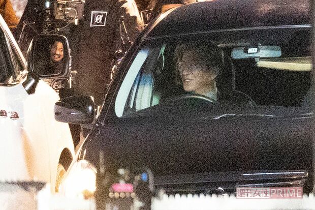 『風間公親─教場0─』の撮影に臨む木村拓哉。ミラーに映り込むのは坂口憲二(2023年)
