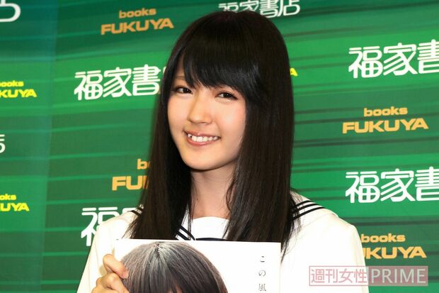 写真集発売握手会に参加する鈴木愛理（2012年7月8日）