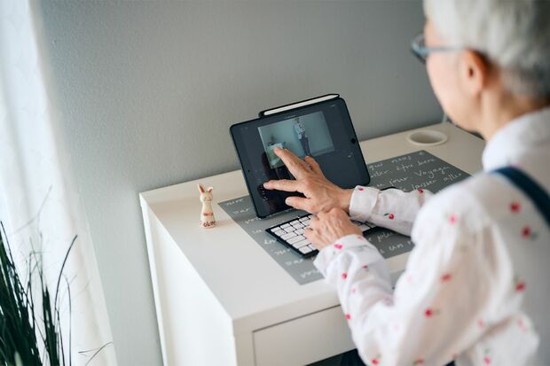 編集作業をするロコリさん。機械関係は昔から好きだったため編集は楽しいのだそう（写真／林ひろし）『72歳、好きな服で心が弾む、ひとり暮らし』から抜粋