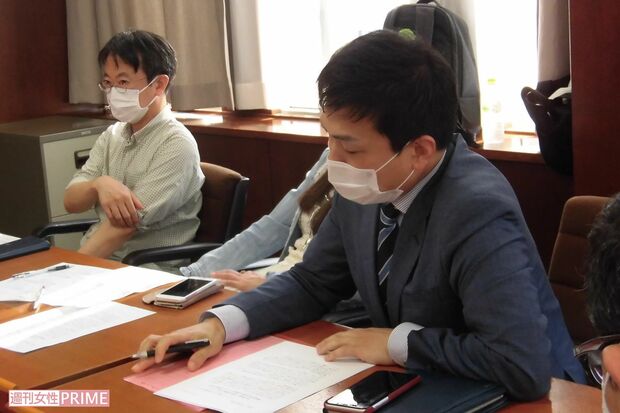 一般社団法人『つくろい東京ファンド』の稲葉剛さんや小林美穂子さん、谷川先生らとともに、利用者への謝罪と再発防止策などを訴える抗議文を新宿区役所に提出（筆者撮影）